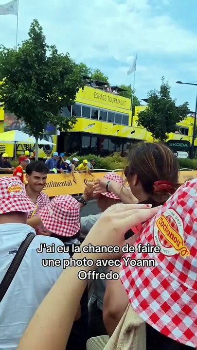 Une fan témoigne avec émotion lors du Tour de France
