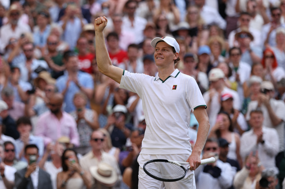 Wimbledon : Jannik Sinner balaie Novak Djokovic et rejoint Alexander Zverev en finale
