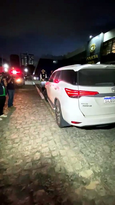 Vitinho preso: vídeo mostra chegada à delegacia de suspeito de dopar e estuprar colega de escola