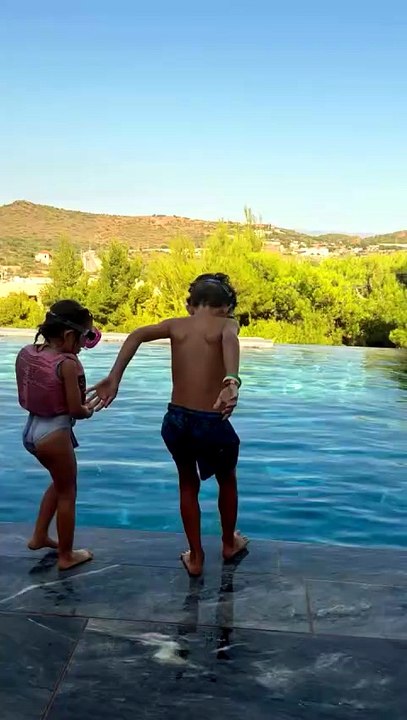 Αθηνά Οικονομάκου: Στο Σούνιο με τα παιδιά της