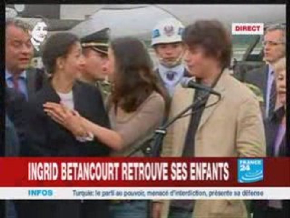 Bogota: Ingrid Betancourt retrouve ses enfants sur le tarmac