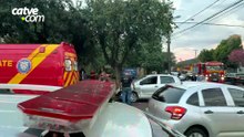 Mulher fica ferida em batida entre dois carros na rua Jacarezinho, em Cascavel