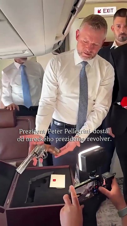 The President of Slovakia presented the pistol gifted to her by Erdogan to the press!