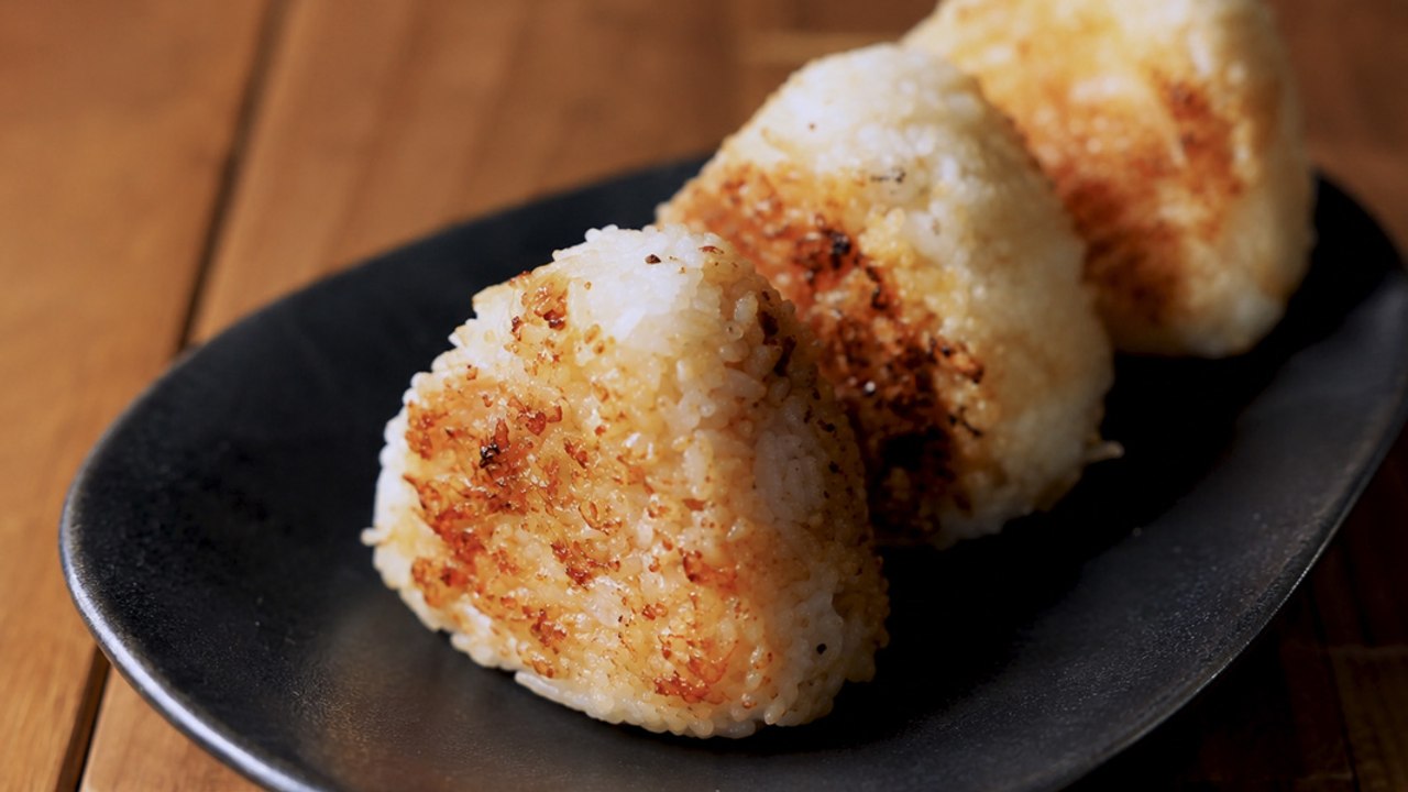 How Do You Stop Onigiri Falling Apart? 🍚