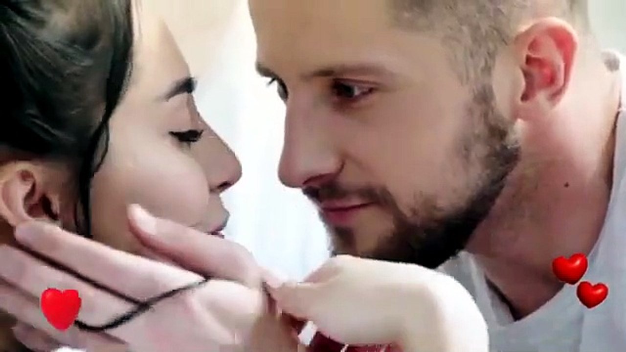 زوجان يتبادلان الحركات الرومانسية الجميلة #شفشف...