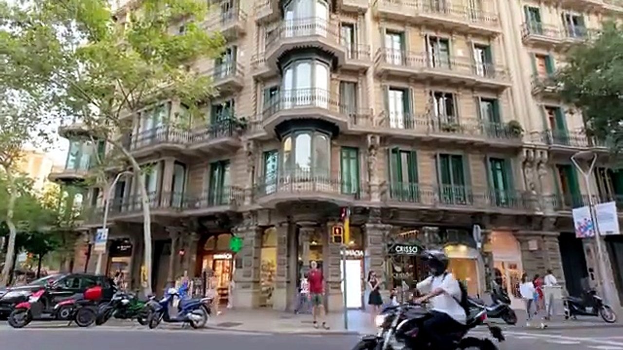 Barcelona, Spain - Evening City Walk  - 4K Walking Tour