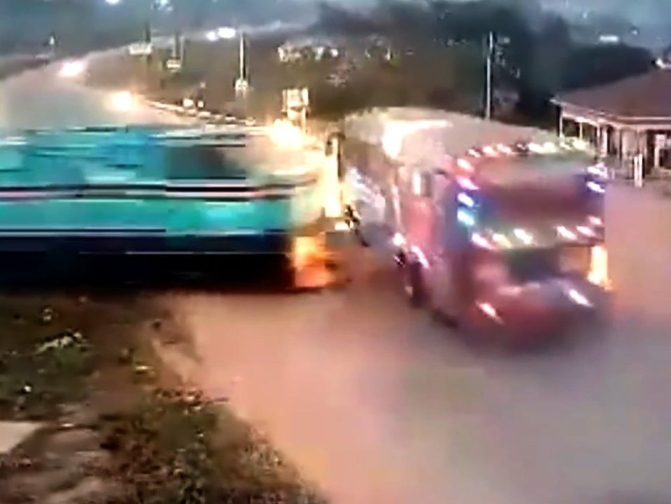 Schnellzug rammt Schulbus in voller Fahrt