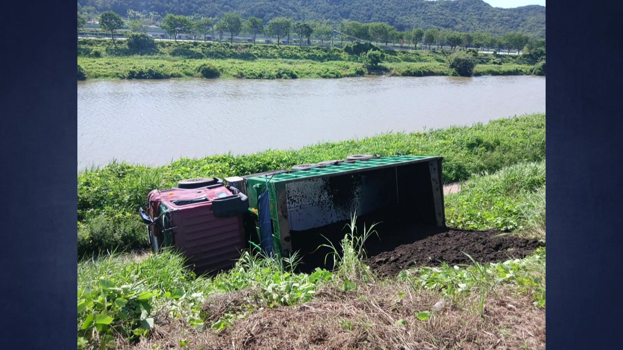 전북 임실서 분뇨 화물차 5m 언덕 아래 추락...운전자 사망 / YTN
