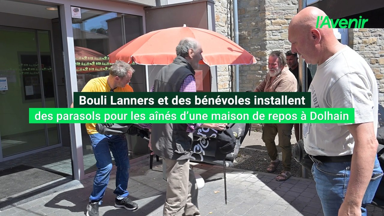 Bouli Lanners et des bénévoles installent des p...