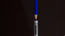 Un crayon en équilibre sur sa pointe