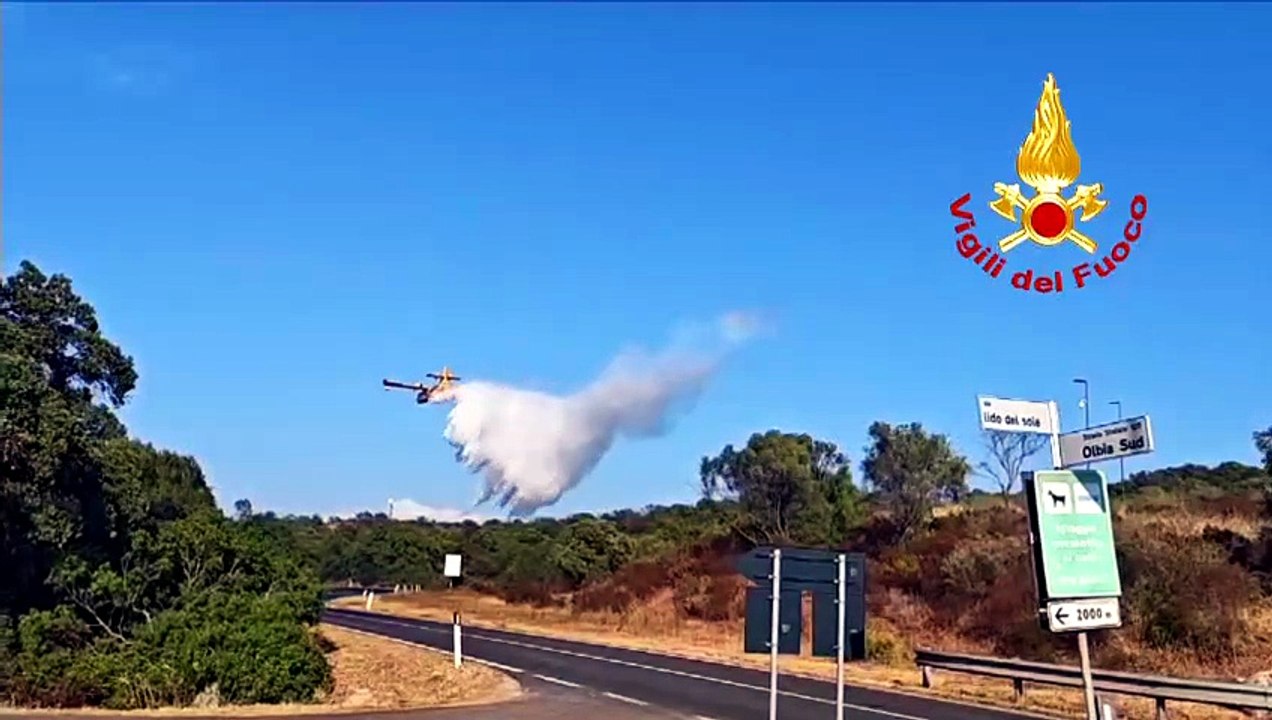 Incendio nella zona sud di Olbia, aeroporto chiuso e poi riaperto: i Canadair in azione