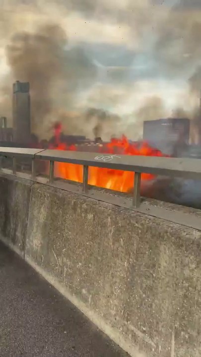 London locals run from bridge as railway fire e...