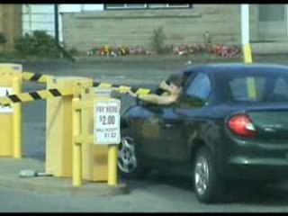 Femme-voiture-parking