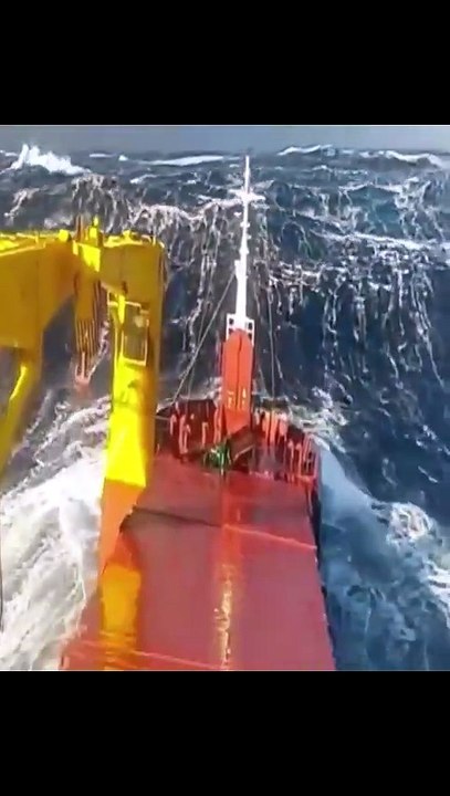 Ships in Storms - TERRIFYING MONSTER WAVES🌊🚢