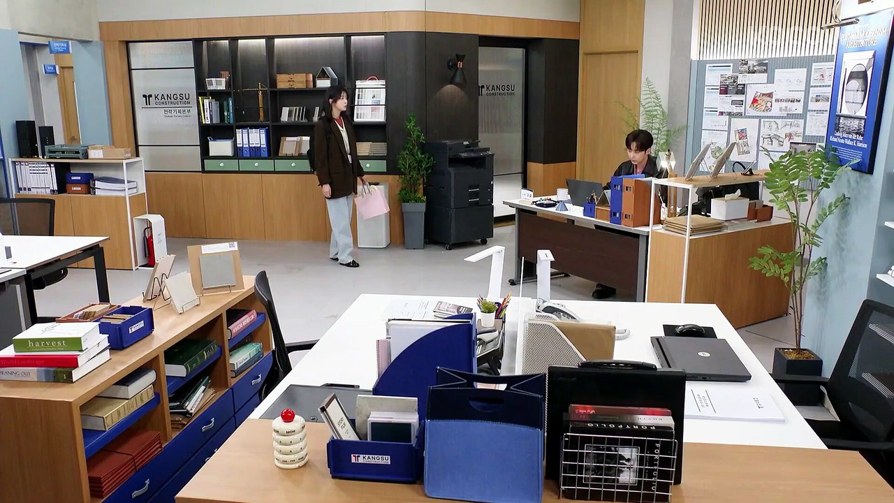 Hyun Kyung Surprises Jong Hun with a Cute and C...