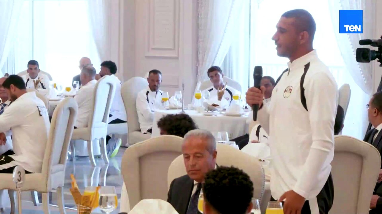 الرئيس السيسي طلب من كل لاعب يحكي إحساسه وهو بيمثل مصر في كأس العالم. شوف ردهم كان إيه👇🏻