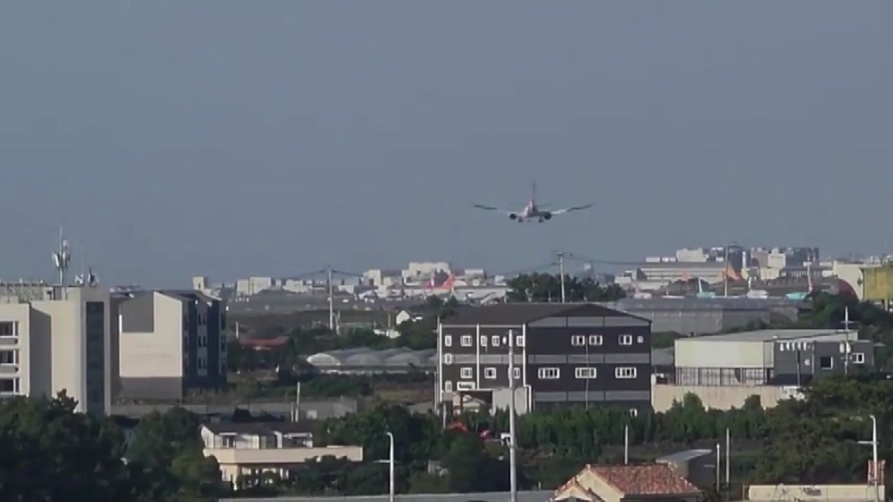 제주공항 강풍으로 항공기 100여 편 결항·지연 / YTN