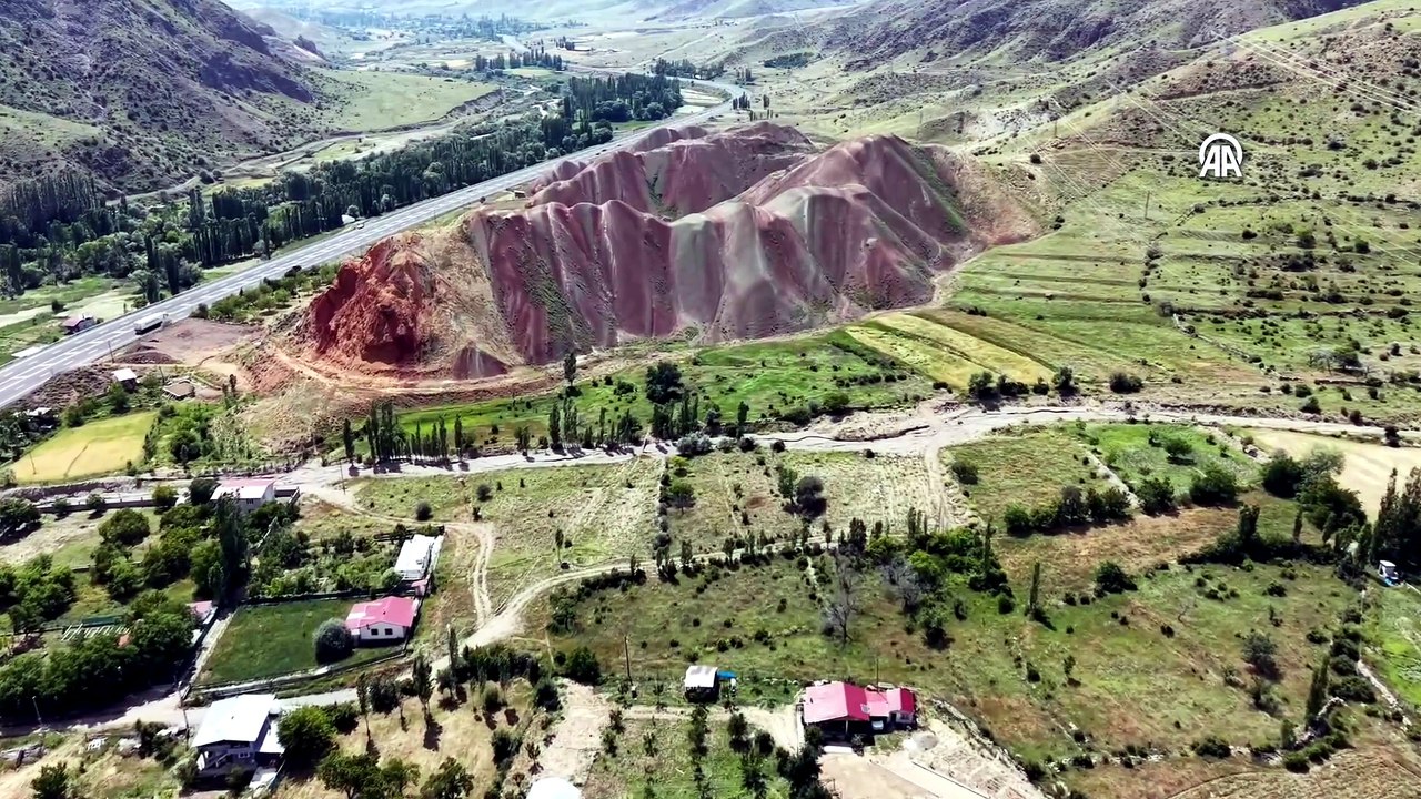 45 milyon yılda oluşan doğa harikası: Gökkuşağı Tepeleri