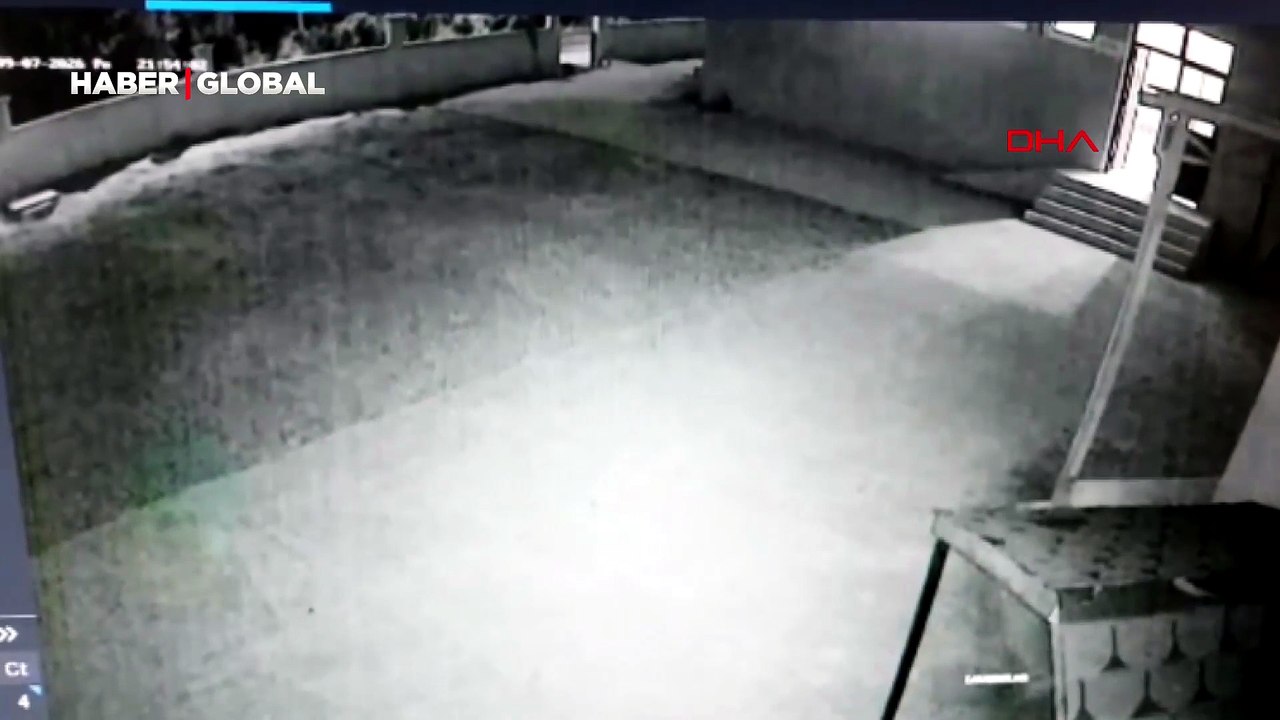 Camide uygunsuz yakalanan çift imamı dövdü