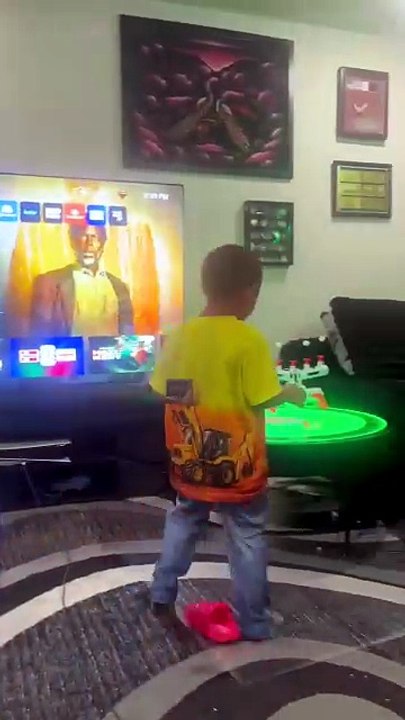 😂 MALACHI CAN'T STOP PLAYING HIS FLOATING TARGET GAME!
