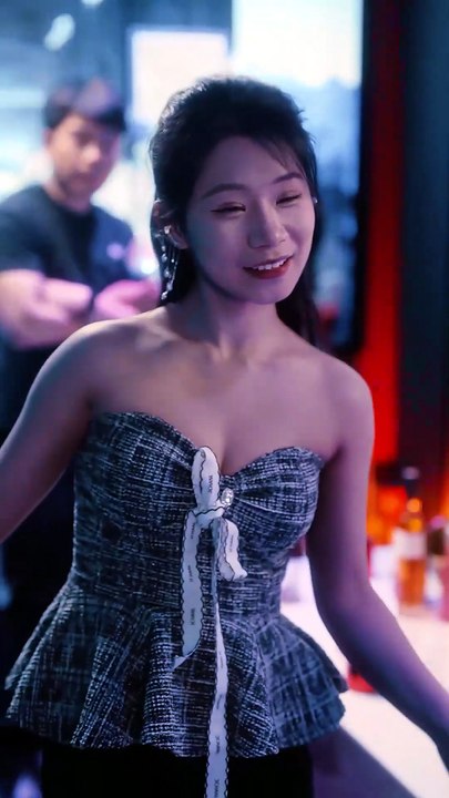 Poor Girl Just Wanted To Protect Her Family, But A Kiss Made The CEO Fall In Love With Her!