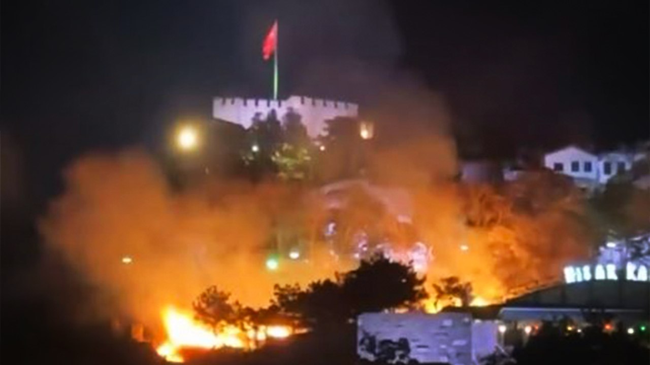 Ankara Kalesi etrafındaki ot yangını söndürüldü