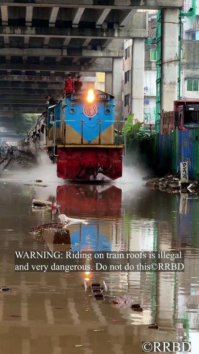 🌊🚂 Train running on flooded tracks!🛤️