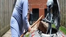 Ete's spaceship crashes into a man's backyard, causing a fight.