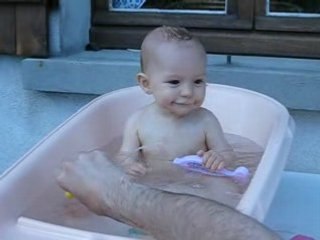 Camille prend un bain