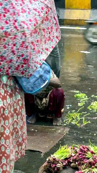 अच्छे लोग रास्ते नहीं बदलते, रास्ते आसान बनाते हैं। 🤝 #humanity #motivation #rain #help #fb  #fbreels #facebookreels #viral #trending #reels #explore #foryoupage #fyp #viralvideos #trendingnow #reelstrending #reelitfeelit #funny, #comedy, #lolFood  #food