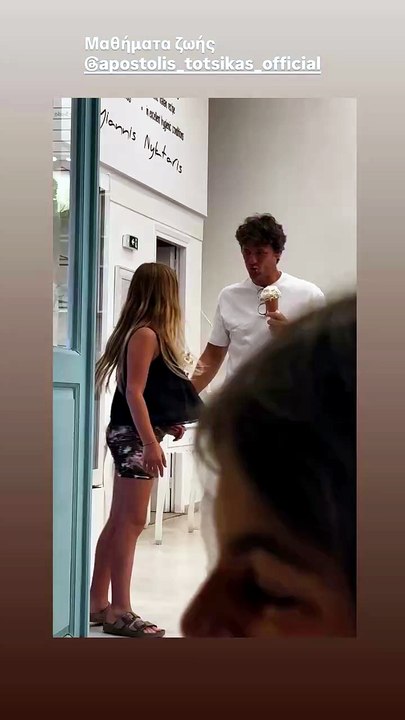 Viral ο αυτοσχέδιος χορός του Τότσικα για την κόρη του με παγωτό στο χέρι στα σοκάκια της Τήνου