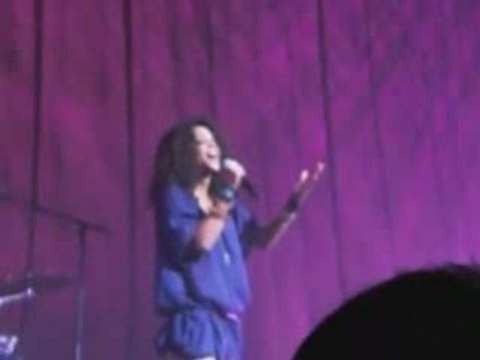 Louisy Joseph assis par terre