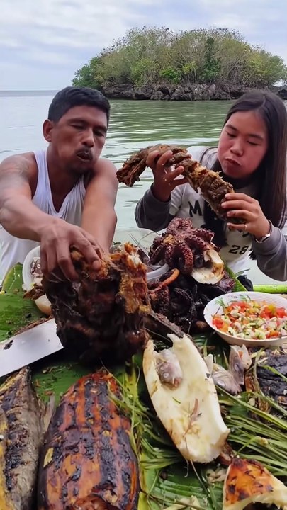 Enjoy a delicious platter of grilled seafood. #Roasted #GiantSquid #MUKBANG #mukbangsquid #seafood
