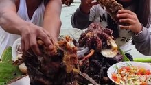 Enjoy a delicious platter of grilled seafood. #Roasted #GiantSquid #MUKBANG #mukbangsquid #seafood