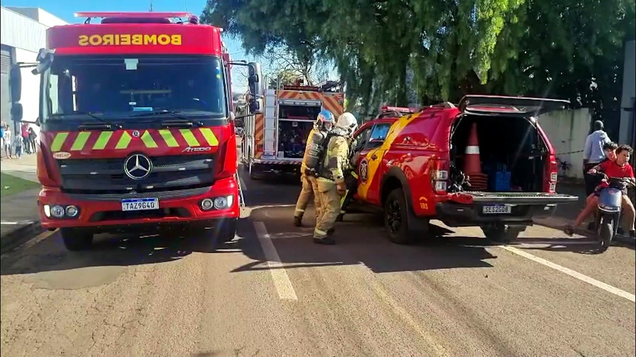 Incêndio mobiliza várias viaturas dos Bombeiros e destrói casa no Parque São Paulo