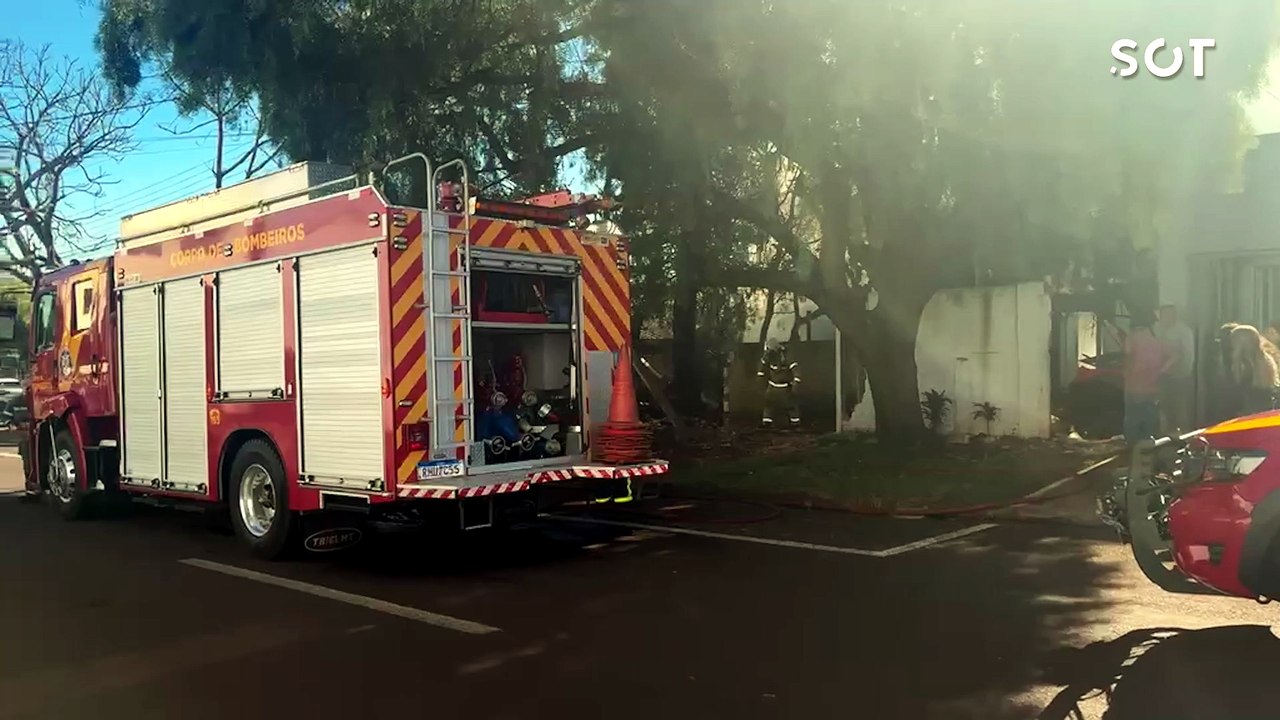 Incêndio em casa abandonada mobiliza bombeiros e preocupa moradores no Parque São Paulo, em Cascavel