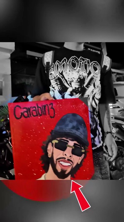 Fan le regala a CARABIN3 un retrato con incrustaciones de diamante y oro en el concierto que dio en #bucaramanga #cyborg19 #carabin3 #LosExtraditables