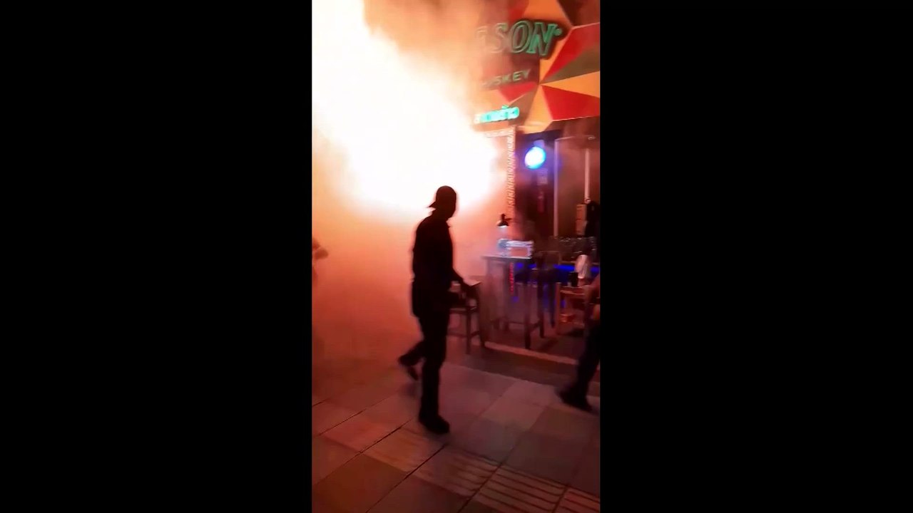 Infierno en Bangkok: imágenes de testigos capturan el aterrador momento en que el fuego engulle la entrada de un pub matando a 27