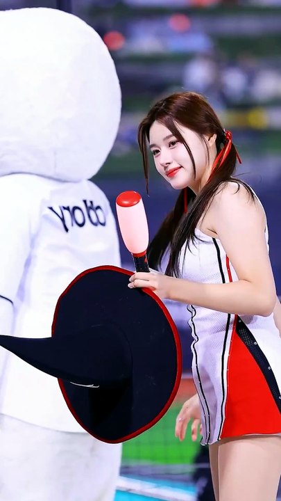 Cute Lee Yebin Steals Mascot's Magic Hat! Cheerleader EP 142