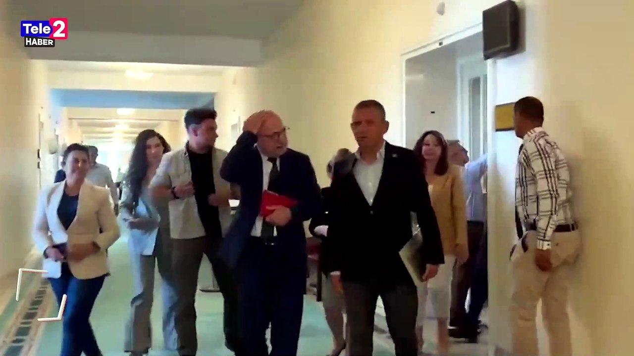 Özgür Özel: "Bir şey yok, yeni partinin adına karar verdik. Şaka şaka!"