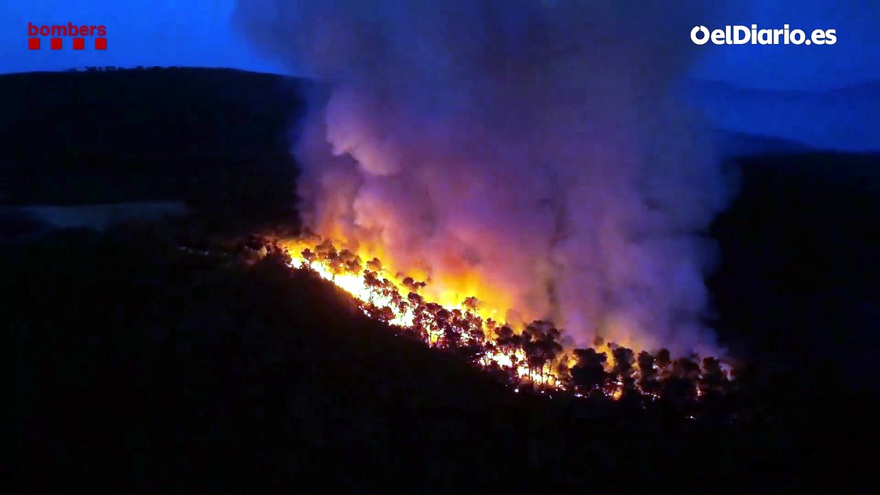 Evacúan cuatro núcleos de población por el incendio forestal de Aiguamúrcia (Tarragona)