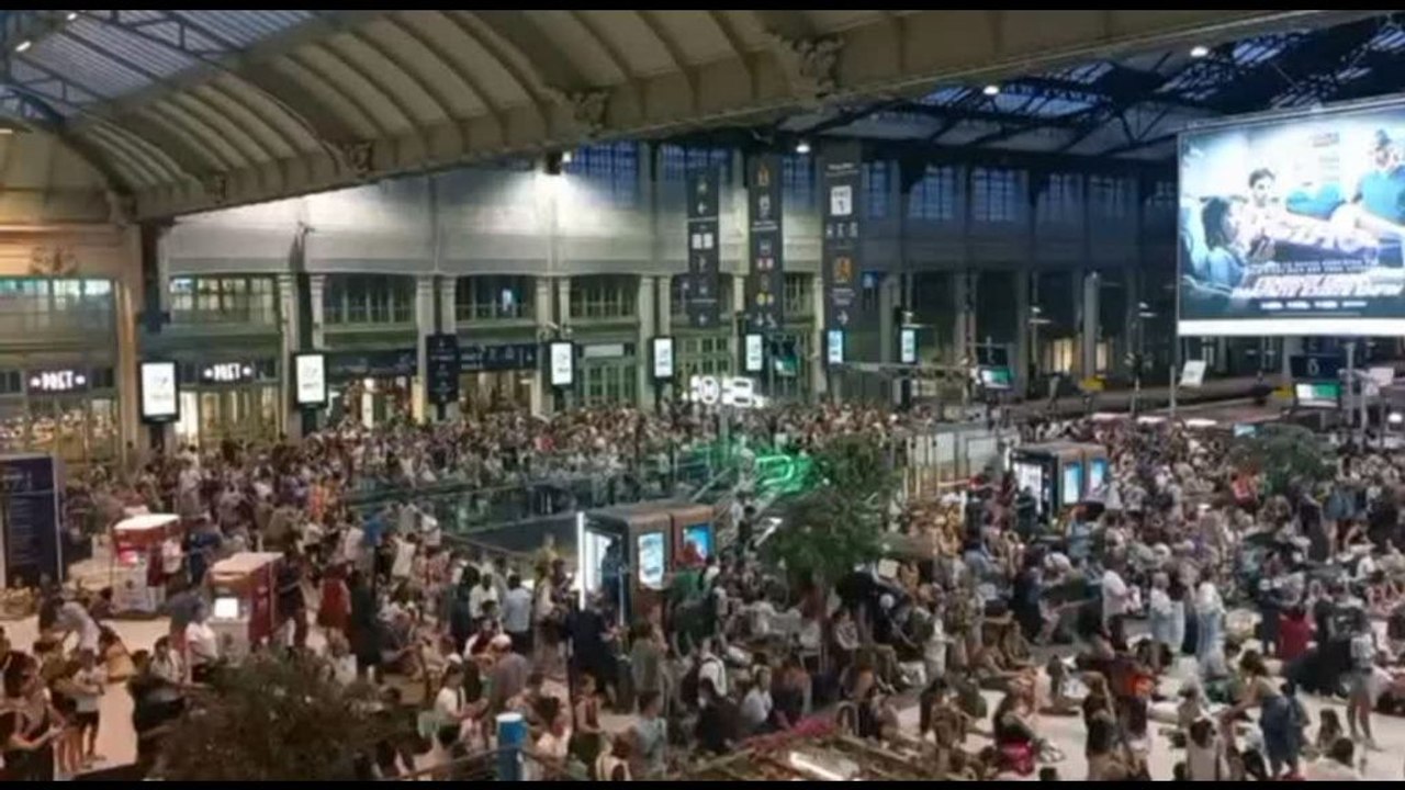 Francia: Traffico ferroviario interrotto per incendio vicino a Parigi