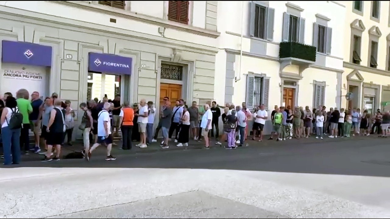 Fiorentina, via agli abbonamenti: lunghe code dei tifosi