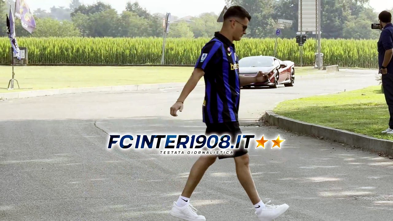 VIDEO / Inter, Dimarco si presenta al raduno con la Ferrari 849 Testarossa