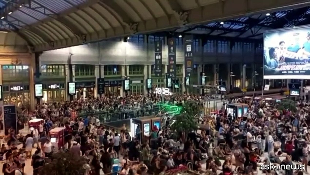 Francia: Traffico ferroviario interrotto per incendio vicino a Parigi