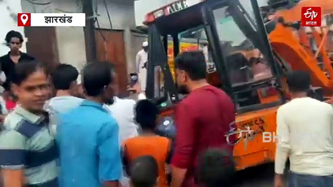 धनबाद के बड़कीटांड क्षेत्र में फिर धंसी सड़क, 6 फीट गहरे गोफ में फंसी हाइड्रा मशीन