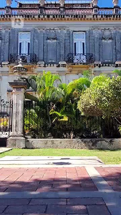Apártense, llegó el magnate en español