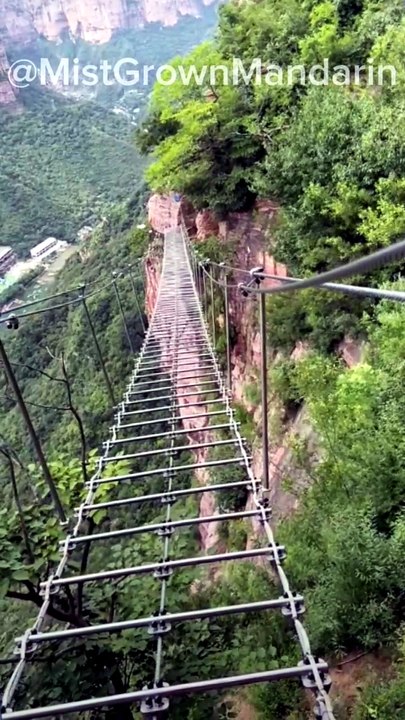 Don't look down! A 1-hour walk on thin air