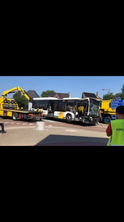 Bus crashed through monument on roundabout in centre Kinrooi