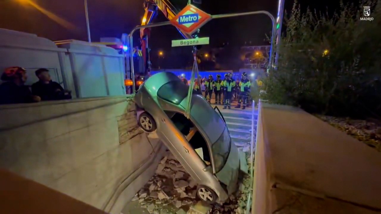 Un coche acaba en el interior de una boca de metro